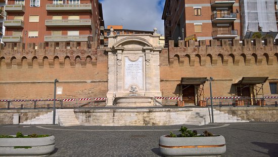 la fontana dalla passeggiata 1